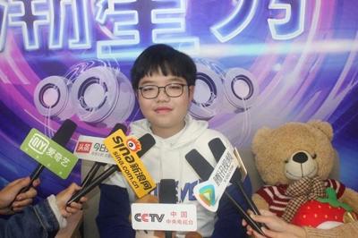 “铁肺小唱将”吴君豪正式签约潮靓星，助力童星涅槃启航